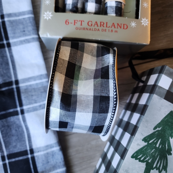 Buffalo plaid Christmas decor set - Picture 8 of 16